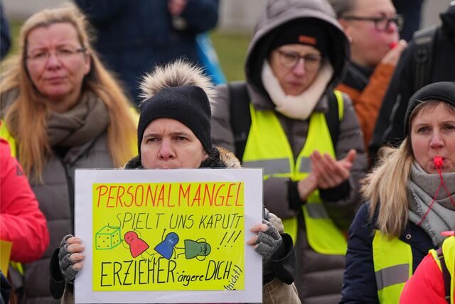 Die Teilnehmerin einer Demonstration hält ein Plakat mit der Aufschrift „Personalmangel spielt uns kaputt!!! Erzieher ärgere Dich (nicht)“. Fachkräftemangel wird immer mehr zum Problem, auch im Kreis Coesfeld.