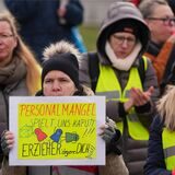Die Teilnehmerin einer Demonstration hält ein Plakat mit der Aufschrift „Personalmangel spielt uns kaputt!!! Erzieher ärgere Dich (nicht)“. Fachkräftemangel wird immer mehr zum Problem, auch im Kreis Coesfeld.