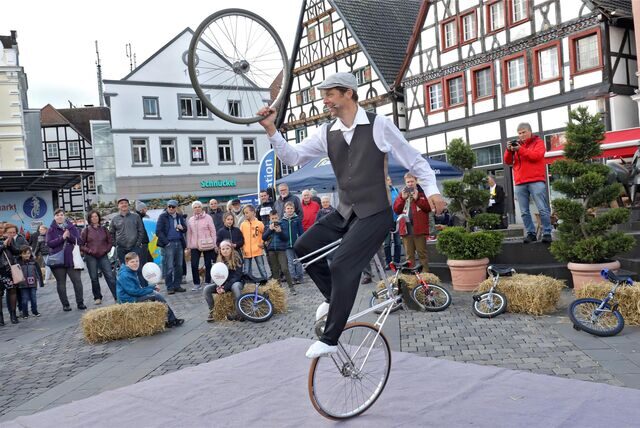 Akrobatik auf dem Drahteselmarkt in Unna.