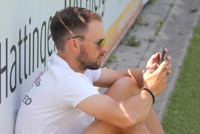 Patrick Kulinski hält sein Smartphone in der Hand.