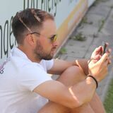 Patrick Kulinski hält sein Smartphone in der Hand.