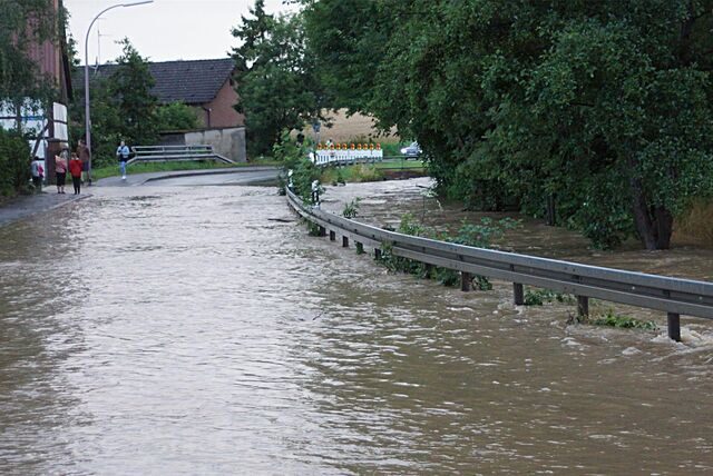 Solche Bilder bieten sich in Unna normalerweise nur in Billmerich. Am 14. Juli 2021 allerdings trat auch in Niedermassen das Bach aus seinem Bett, um den Hellweg in eine Wasserstraße zu verwandeln. Neben der enormen Regenmenge, die von den höheren Lagen im Süden zu Tal strömte, sollen Aufstauungen dafür verantwortlich gewesen sein.