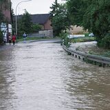 Solche Bilder bieten sich in Unna normalerweise nur in Billmerich. Am 14. Juli 2021 allerdings trat auch in Niedermassen das Bach aus seinem Bett, um den Hellweg in eine Wasserstraße zu verwandeln. Neben der enormen Regenmenge, die von den höheren Lagen im Süden zu Tal strömte, sollen Aufstauungen dafür verantwortlich gewesen sein.