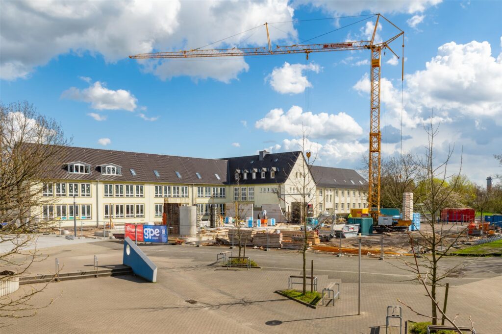 Auf dem Gelände der Overbergschule in Selm entsteht gerade ein Erweiterungsbau, der auch für den Offenen Ganztag genutzt werden soll. 
