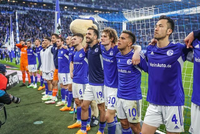 Schalke feiert den 2:1-Sieg gegen Werder Bremen.