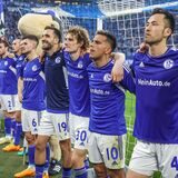 Schalke feiert den 2:1-Sieg gegen Werder Bremen.