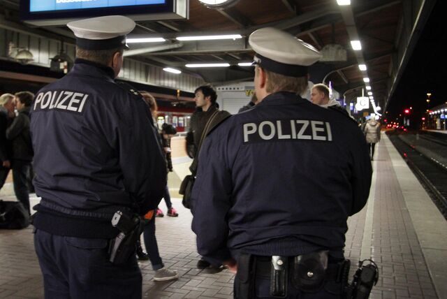 Zwei Polizisten stehen an einem Bahngleis im Hauptbahnhof Dortmund