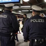 Zwei Polizisten stehen an einem Bahngleis im Hauptbahnhof Dortmund