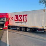 Der Fahrer eines Sattelzuges schlief am Sonntagmorgen gegen 5 Uhr am Steuer ein und hat infolgedessen die A44 im Bereich Werl blockiert.
