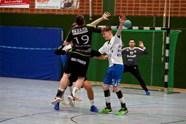 Hendrik Schuchtmann (SuS, Nummer 19) kommt zum Abschluss, Moritz Keck (VfL, r.) kann ihn nicht daran hindern. Doch VfL-Keeper Ayoub El Bouazzaoui (r.) zeigte eine Mega-Leistung und parierte viele Bälle.