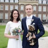 Daniela Weglage und Timo Schipke haben am Schloss Nordkirchen geheiratet, Hund Mila gehört zur Familie.