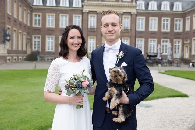 Daniela Weglage und Timo Schipke haben am Schloss Nordkirchen geheiratet, Hund Mila gehört zur Familie.