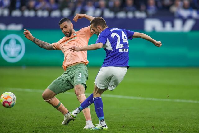 Dominick Drexler (r.) vom FC Schalke 04 erzielt das 2:1-Siegtor gegen Werder Bremen.