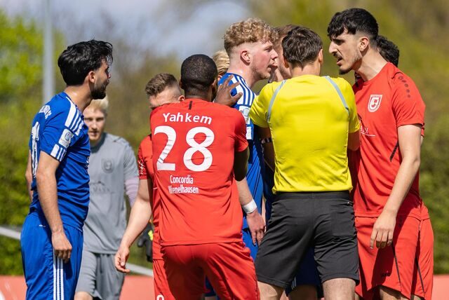 Tim Kortenbusch (in Blau) und Hakan Safa Tüysüz geraten aneinander. Schiedsrichter Niklas Simpson trennt die Streithähne.