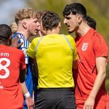 Tim Kortenbusch (in Blau) und Hakan Safa Tüysüz geraten aneinander. Schiedsrichter Niklas Simpson trennt die Streithähne.