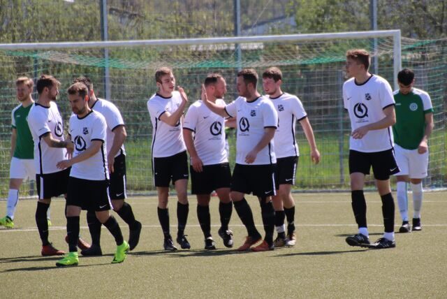 Kollektiver Jubel bei den Spielern des SV Frömern.