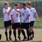 Kollektiver Jubel bei den Spielern des SV Frömern.