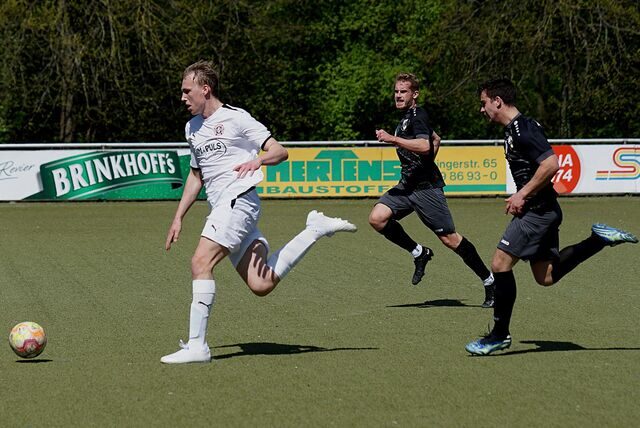 Danny Vogelhover (Mi.) und Benedikt Zinter (r., beide PSV) sehen hier nur die Hacken vom Doppeltorschützen Theo Emil Konrad Mainz.