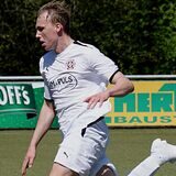 Danny Vogelhover (Mi.) und Benedikt Zinter (r., beide PSV) sehen hier nur die Hacken vom Doppeltorschützen Theo Emil Konrad Mainz.
