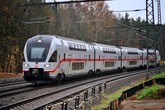 Ein Intercity-Zug der DB auf der Strecke