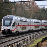 Ein Intercity-Zug der DB auf der Strecke