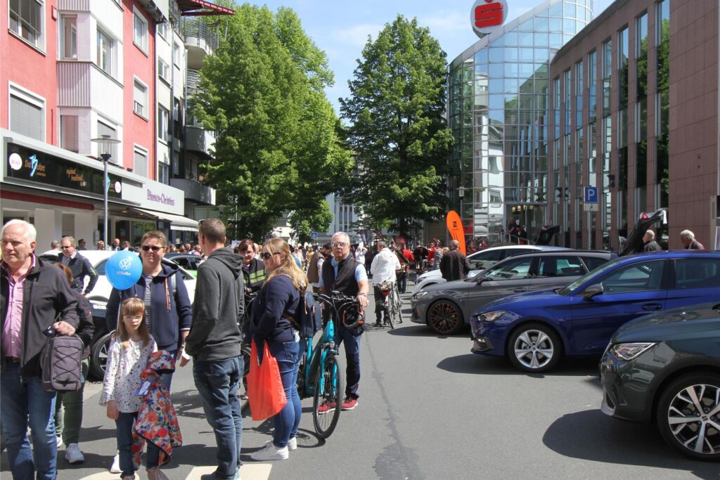 Die Autohäuser präsentieren auf der Bahnhofstraße neue Modelle.