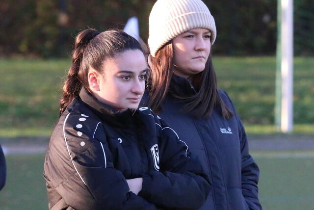 Unnas B-Mädchen-Trainerin Tabea Steinig (l.) schaut auf das Spielfeld.