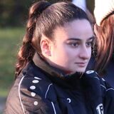 Unnas B-Mädchen-Trainerin Tabea Steinig (l.) schaut auf das Spielfeld.