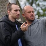 Marc Woller (r.) zeigt auf etwas. Neben ihm steht Florian Knafla.