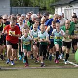Der Start des größten Teilnehmerfeldes. Vorne rechts startet in Charlotte Ewens (SuS Oberaden Nr. 508) die spätere Siegerin über die Fünf-Kilometer-Strecke.