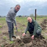 Oliver Hübner (links ) und Jesaja Michael Wiegard leisten Schönheitsarbeit am Klimawald in Cappenberg. Einzelne Setzlinge müssen neu gepflanzt werden.