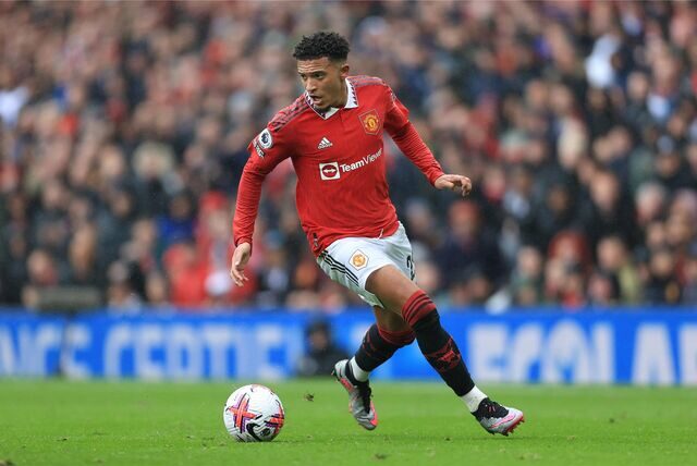 Jadon Sancho führt den Ball.