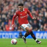 Jadon Sancho führt den Ball.