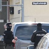 Was passieren kann, wenn Reichsbürger Waffen besitzen, zeigte sich in Reutlingen. Dort wurde ein SEK-Mitarbeiter bei einer Durchsuchung durch einen Schuss verletzt.