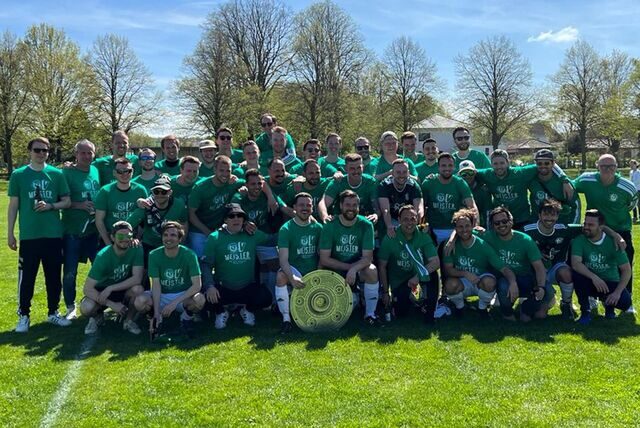 So sehen Sieger aus: Die „Vau“ des Holzwickeder SC ist vorzeitig Meister in der Kreisliga D2.