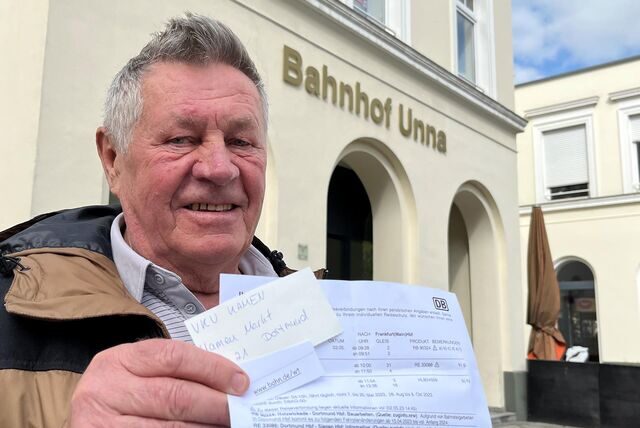 Jan Gasior (79) aus Unna will das Deutschlandticket, kriegt es aber nicht – zumindest im Reisezentrum der Bahn am Bahnhof Unna. Denn der Senior fühlt sich unwohl, was Geschäftsabschlüsse via Internet angeht.