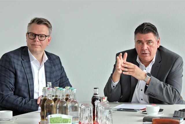 Kreisdirektor Mike-Sebastian Janke (l.) und Landrat Mario Löhr sitzen während eines Pressegesprächs gemeinsam am Tisch