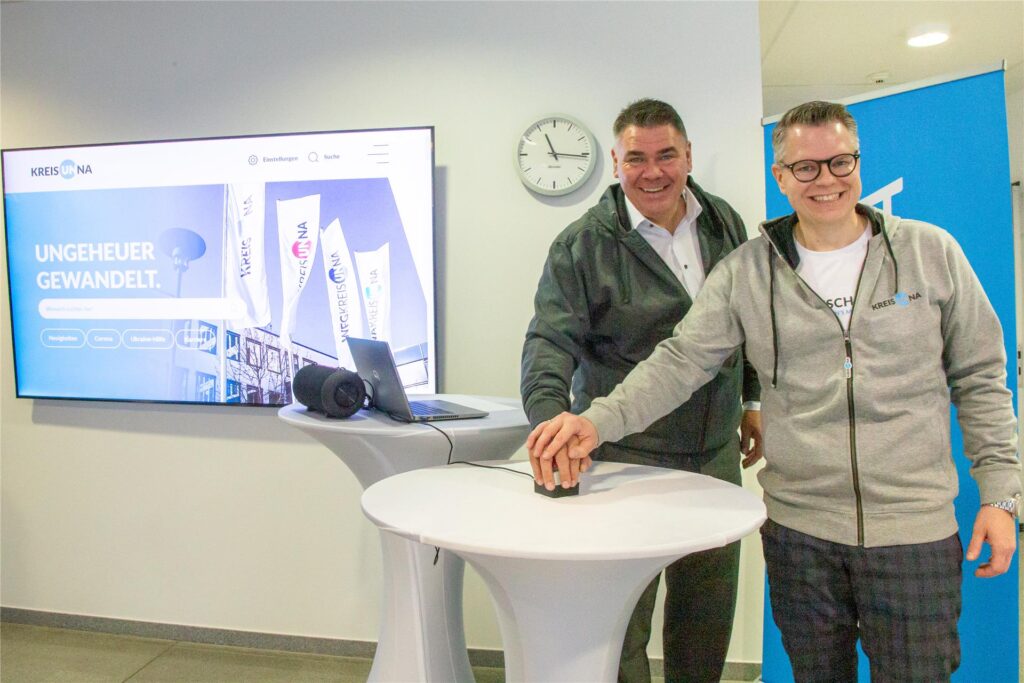 Im Januar drückten Kreisdirektor Mike-Sebastian Janke (r.) und Landrat Mario Löhr gemeinsam den roten Knopf und schalteten das neue Internetportal des Kreises Unna frei. Im Januar drückten Kreisdirektor Mike-Sebastian Janke (r.) und Landrat Mario Löhr gemeinsam den roten Knopf und schalteten das neue Internetportal des Kreises Unna frei.