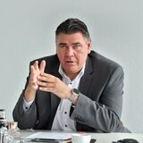 Kreisdirektor Mike-Sebastian Janke (l.) und Landrat Mario Löhr sitzen während eines Pressegesprächs gemeinsam am Tisch