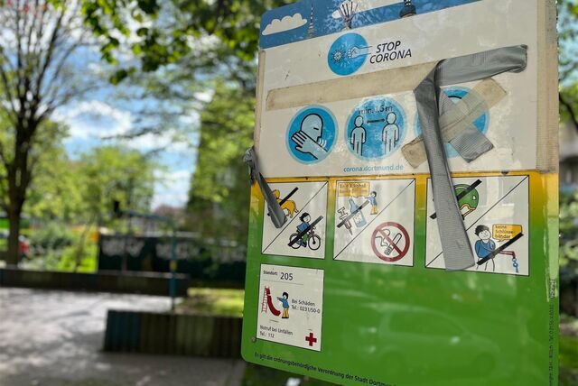 Hunde, Fahrräder und Zigaretten dürfen nicht auf den Spielplatz. Aber Verbotsschilder allein verhindern das nicht.