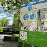 Hunde, Fahrräder und Zigaretten dürfen nicht auf den Spielplatz. Aber Verbotsschilder allein verhindern das nicht.