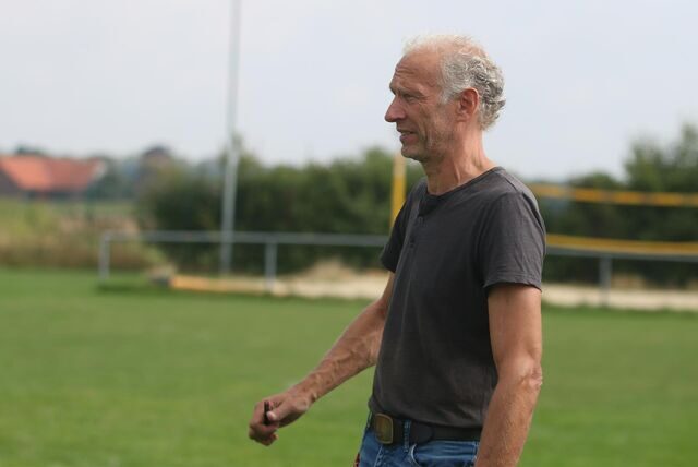 Reinhard Behlert blickt aufs Spielfeld.