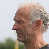 Reinhard Behlert blickt aufs Spielfeld.