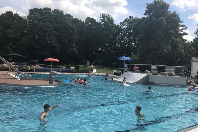 Das Bürgerfreibad Selm bietet Schwimmkurse in den Sommerferien an.