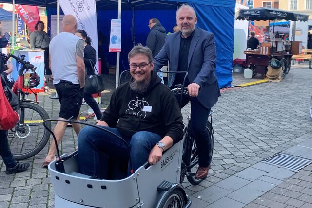 Beim Drahteselmarkt in der Innenstadt unternimmt Bürgermeister Dirk Wigant eine Testfahrt mit einem Lastenrad und mit seinem Fahrradfachmann Frank Hugo als Fracht.
