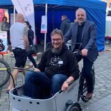 Beim Drahteselmarkt in der Innenstadt unternimmt Bürgermeister Dirk Wigant eine Testfahrt mit einem Lastenrad und mit seinem Fahrradfachmann Frank Hugo als Fracht.