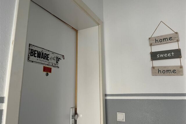„Achtung, Wachhund“, so die deutsche Übersetzung, steht auf der Wohnungstür. Für die Polizei war diese Warnung bei einer Razzia gegen die Mafia kein ernsthaftes Hindernis.