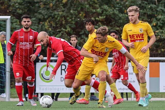 Türkspor Dortmund (rote Trikots) und der DSC Wanne-Eickel (gelbe Trikots) spielen in der Westfalenliga 2.