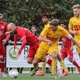 Türkspor Dortmund (rote Trikots) und der DSC Wanne-Eickel (gelbe Trikots) spielen in der Westfalenliga 2.