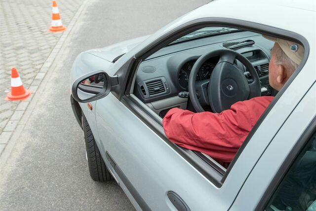 Für ältere Menschen plant die EU nun regelmäßige Fahrtauglichkeitstests. Damit soll die Sicherheit auf den Straßen steigen.